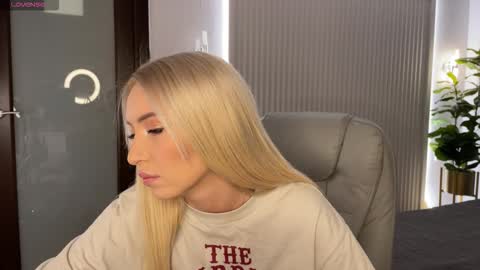 Snapshot of ohmyemma chatting on 02/09/26, 01:09 Emma online show from 02/09/26, 01:09