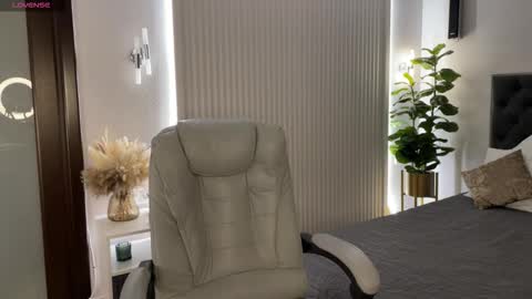 Snapshot of ohmyemma chatting on 02/12/26, 01:22 Emma online show from 02/12/26, 01:22