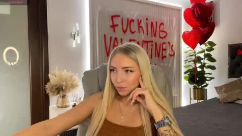 Snapshot of ohmyemma chatting on 02/17/26, 01:13 Emma online show from 02/17/26, 01:13