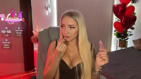 Snapshot of ohmyemma chatting on 02/19/26, 01:01 Emma online show from 02/19/26, 01:01