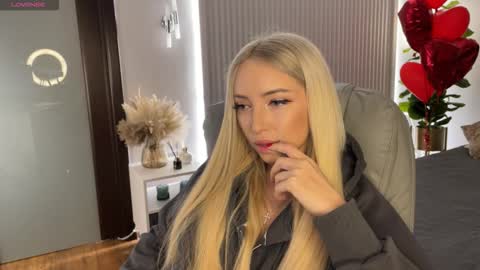 Snapshot of ohmyemma chatting on 02/24/26, 01:14 Emma online show from 02/24/26, 01:14