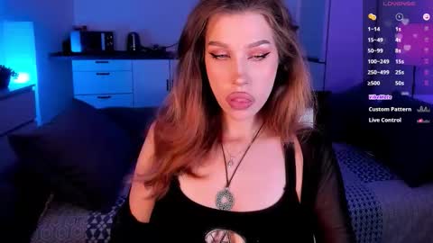 Snapshot of ohmymiami_ chatting on 10/20/25, 06:30 Light online show from 10/20/25, 06:30