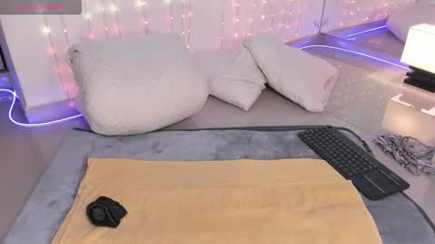 ohyesly_ online show from 09/22/25, 11:01