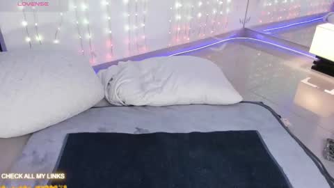 ohyesly_ online show from 09/30/25, 11:04