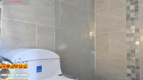 ohyesly_ online show from 10/05/25, 08:40