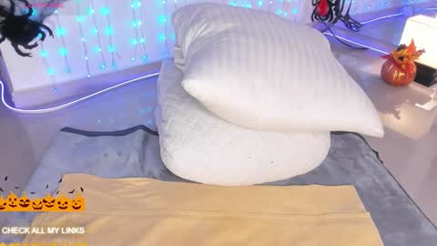 ohyesly_ online show from 10/07/25, 11:02