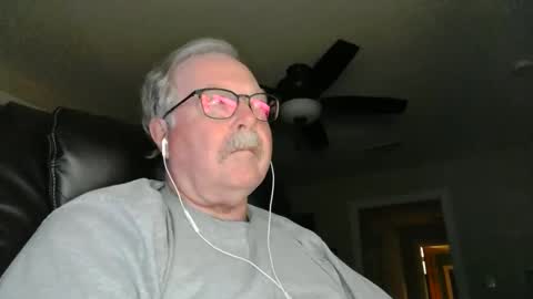 Snapshot of oldlakeguy chatting on 12/19/24, 07:07 OldLakeGuy online show from 12/19/24, 07:07