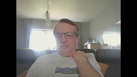 Snapshot of oldtimer160162493 chatting on 05/02/26, 12:21 oldtimer160162493 online show from 05/02/26, 12:21