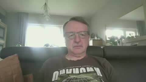 Snapshot of oldtimer160162493 chatting on 05/11/26, 12:33 oldtimer160162493 online show from 05/11/26, 12:33