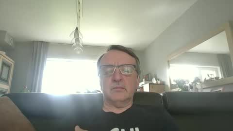 Snapshot of oldtimer160162493 chatting on 05/18/26, 01:39 oldtimer160162493 online show from 05/18/26, 01:39