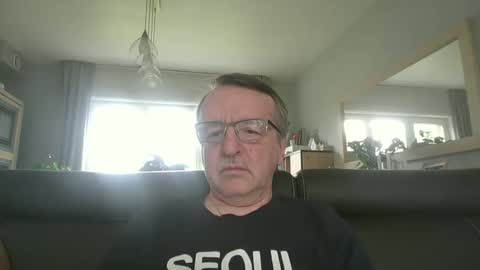Snapshot of oldtimer160162493 chatting on 05/19/26, 01:06 oldtimer160162493 online show from 05/19/26, 01:06