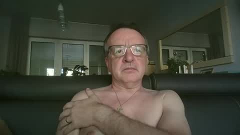 Snapshot of oldtimer160162493 chatting on 05/22/26, 05:40 oldtimer160162493 online show from 05/22/26, 05:40
