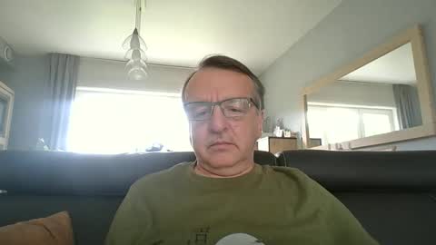 Snapshot of oldtimer160162493 chatting on 06/10/26, 01:32 oldtimer160162493 online show from 06/10/26, 01:32