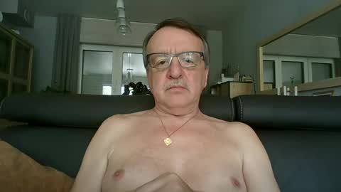 Snapshot of oldtimer160162493 chatting on 06/17/26, 01:01 oldtimer160162493 online show from 06/17/26, 01:01