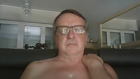 Snapshot of oldtimer160162493 chatting on 06/25/26, 01:48 oldtimer160162493 online show from 06/25/26, 01:48