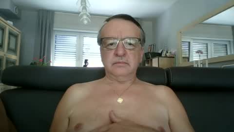 Snapshot of oldtimer160162493 chatting on 08/08/26, 12:29 oldtimer160162493 online show from 08/08/26, 12:29