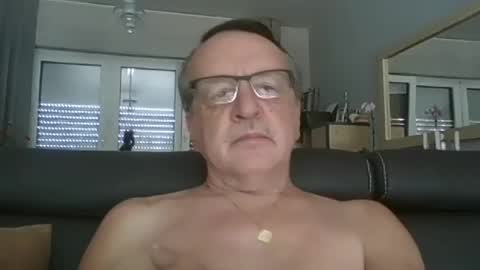 Snapshot of oldtimer160162493 chatting on 08/09/26, 12:43 oldtimer160162493 online show from 08/09/26, 12:43