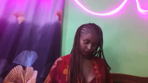 Snapshot of olinah610 chatting on 12/16/25, 05:29 olinah610 online show from 12/16/25, 05:29