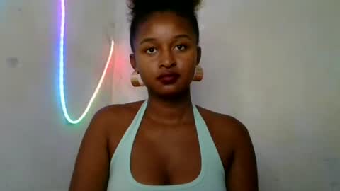 Snapshot of olinah610 chatting on 05/26/26, 12:01 olinah610 online show from 05/26/26, 12:01
