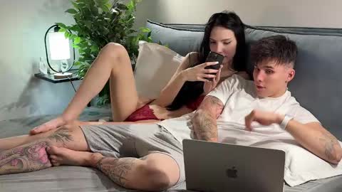 Snapshot of oliv1a_roby chatting on 09/30/25, 04:01 Olivia and Robie online show from 09/30/25, 04:01