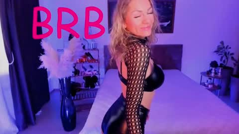 Snapshot of oliva_candy chatting on 03/11/25, 11:12 oliva_candy online show from 03/11/25, 11:12