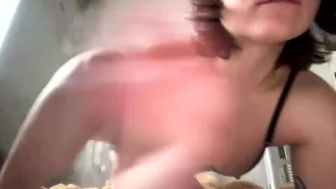 Snapshot of olivepeach chatting on 12/18/24, 10:19 Oil online show from 12/18/24, 10:19