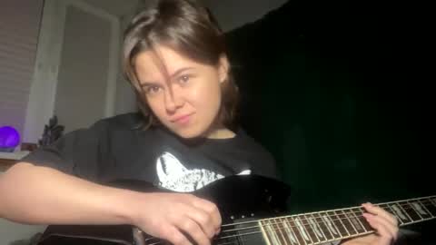 Snapshot of olivepeach chatting on 12/19/24, 05:50 Oil online show from 12/19/24, 05:50