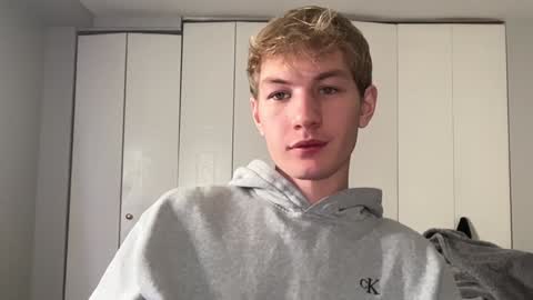 Snapshot of oliver_beck chatting on 12/12/24, 02:15 Oliver Beck online show from 12/12/24, 02:15