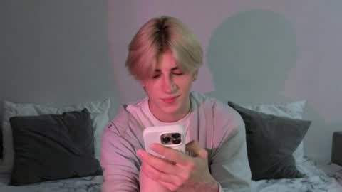 Snapshot of oliver_star_boy chatting on 06/25/26, 01:48 oliver online show from 06/25/26, 01:48