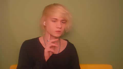 Snapshot of oliver_sweet_ chatting on 12/09/24, 02:45 Oliver online show from 12/09/24, 02:45
