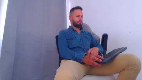 Snapshot of oliverdrew1 chatting on 12/01/24, 05:13 oliver online show from 12/01/24, 05:13