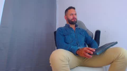 Snapshot of oliverdrew1 chatting on 12/03/24, 09:56 oliver online show from 12/03/24, 09:56