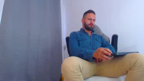 Snapshot of oliverdrew1 chatting on 12/04/24, 09:57 oliver online show from 12/04/24, 09:57