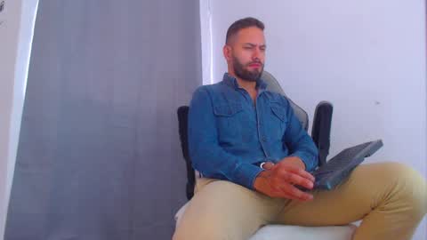 Snapshot of oliverdrew1 chatting on 12/05/24, 06:44 oliver online show from 12/05/24, 06:44