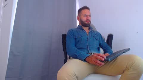 Snapshot of oliverdrew1 chatting on 12/10/24, 06:28 oliver online show from 12/10/24, 06:28