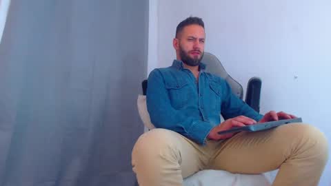 Snapshot of oliverdrew1 chatting on 12/12/24, 01:43 oliver online show from 12/12/24, 01:43