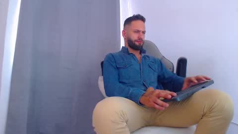 Snapshot of oliverdrew1 chatting on 12/13/24, 07:21 oliver online show from 12/13/24, 07:21