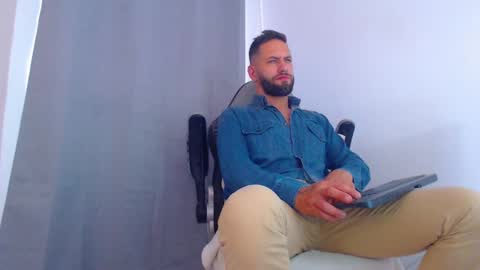 Snapshot of oliverdrew1 chatting on 12/16/24, 08:37 oliver online show from 12/16/24, 08:37