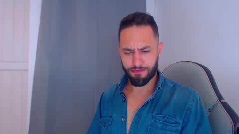 Snapshot of oliverdrew1 chatting on 12/18/24, 10:46 oliver online show from 12/18/24, 10:46