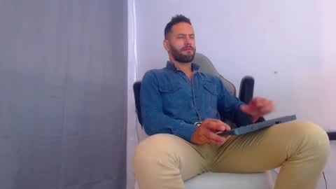 Snapshot of oliverdrew1 chatting on 12/25/24, 08:07 oliver online show from 12/25/24, 08:07