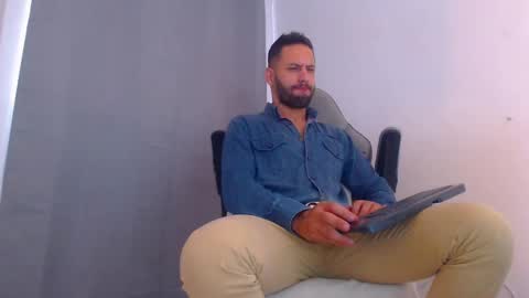 Snapshot of oliverdrew1 chatting on 12/27/24, 09:11 oliver online show from 12/27/24, 09:11