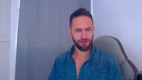 Snapshot of oliverdrew1 chatting on 12/28/24, 06:08 oliver online show from 12/28/24, 06:08