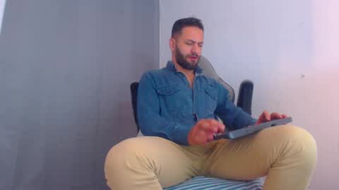 Snapshot of oliverdrew1 chatting on 12/30/24, 10:55 oliver online show from 12/30/24, 10:55