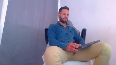 Snapshot of oliverdrew1 chatting on 12/31/24, 04:46 oliver online show from 12/31/24, 04:46