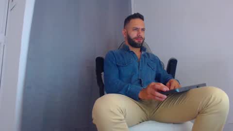 Snapshot of oliverdrew1 chatting on 01/30/25, 01:44 oliver online show from 01/30/25, 01:44