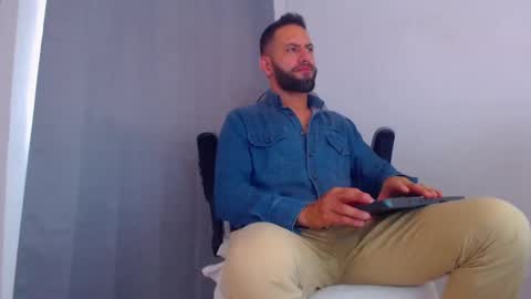 Snapshot of oliverdrew1 chatting on 02/05/25, 06:04 oliver online show from 02/05/25, 06:04