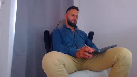 Snapshot of oliverdrew1 chatting on 02/16/25, 09:05 oliver online show from 02/16/25, 09:05