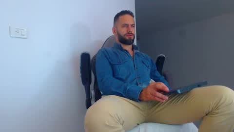 Snapshot of oliverdrew1 chatting on 03/08/25, 12:00 oliver online show from 03/08/25, 12:00