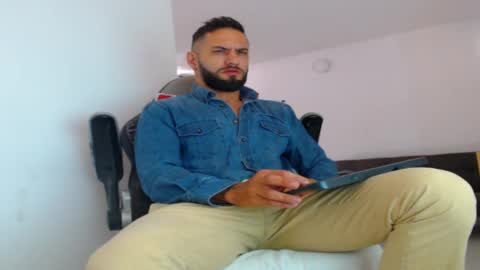 Snapshot of oliverdrew1 chatting on 09/23/25, 01:03 oliver online show from 09/23/25, 01:03