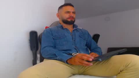 Snapshot of oliverdrew1 chatting on 09/26/25, 05:39 oliver online show from 09/26/25, 05:39